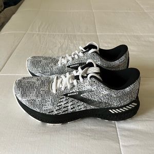 Brooks - Women’s Running Shoe